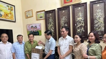 Xã Ngọc Hồi thăm, tặng quà Bà mẹ Việt Nam Anh hùng, người có công