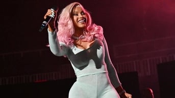 Nữ rapper gợi cảm đình đám toàn cầu bị kiện vì ném micro vào người hâm mộ