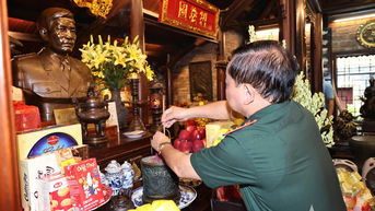 Thượng tướng Hoàng Xuân Chiến dâng hương, tưởng nhớ Đại tướng Nguyễn Chí Thanh và Thượng tướng Nguyễn Chí Vịnh