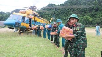 Trực thăng đưa gần 20 tấn nhu yếu phẩm tiếp tế người dân vùng tâm lũ