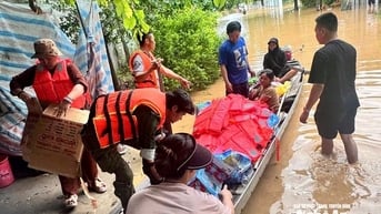 Công an xã Anh Sơn phối hợp trao 370 suất quà cứu trợ người dân vùng lũ