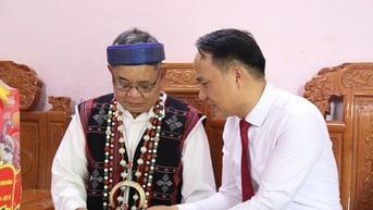 Phó Bí thư Thường trực Thành ủy Nguyễn Đình Vĩnh thăm gia đình người có công xã Sông Kôn