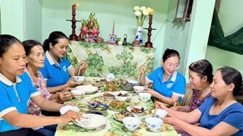 Bữa cơm nghĩa tình với gia đình người có công