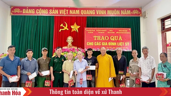 Tặng quà tri ân thân nhân liệt sỹ tại xã Cẩm Thủy