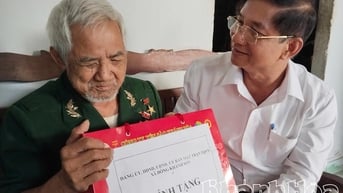 Xã Đông Khánh Sơn: Thăm, tặng quà 10 gia đình có công với cách mạng