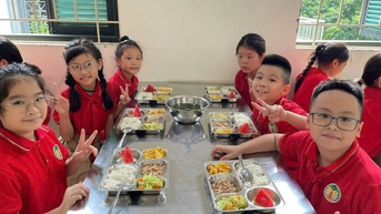 Hỗ trợ bữa ăn bán trú: Giảm gánh nặng phụ huynh, chăm lo dinh dưỡng cho học sinh tiểu học