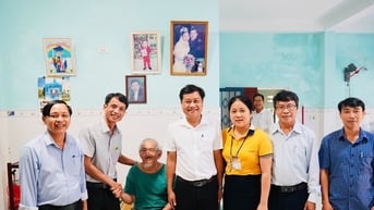 Trao tặng gần 1.200 suất quà cho các gia đình có công cách mạng xã Duy Xuyên
