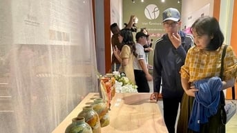 “Sen Soul” – họa sĩ Ngô Bá Hoàng kể chuyện sen trên gốm