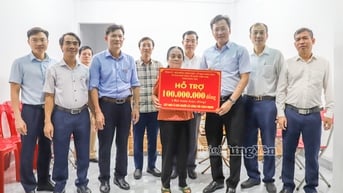 Đồng chí Bí thư Tỉnh ủy Nguyễn Hữu Nghĩa thăm, tặng quà và trao tiền hỗ trợ xóa nhà dột nát tặng đối tượng người có công