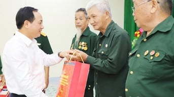 Đại tướng Trịnh Văn Quyết tặng quà thương, bệnh binh, gia đình liệt sĩ tại xã Vị Xuyên