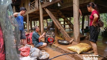 Tiếp cận, hỗ trợ người dân bản Lau ở Tương Dương sau những ngày bị chia cắt do lũ