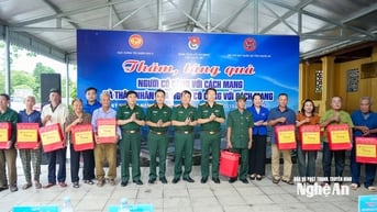 Trao tặng hàng chục suất quà tri ân người có công tại Khu di tích Truông Bồn