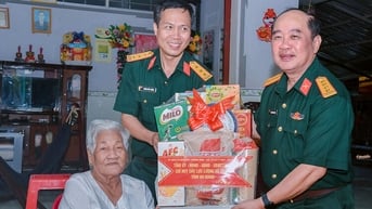 Chỉ huy trưởng Bộ Chỉ huy Quân sự tỉnh An Giang thăm gia đình chính sách xã Giang Thành và Vĩnh Điều