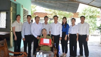 Tòa án Nhân dân khu vực 11 thăm, tặng quà gia đình chính sách tiêu biểu