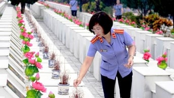 Viện Kiểm sát nhân dân tỉnh Tuyên Quang dâng hương tại Nghĩa trang Liệt sĩ Quốc gia Vị Xuyên
