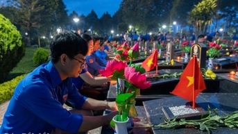 យុវជន Dak Lak អុជ​ទៀន​គោរព​វិញ្ញាណក្ខន្ធ​វីរជន​ពលី