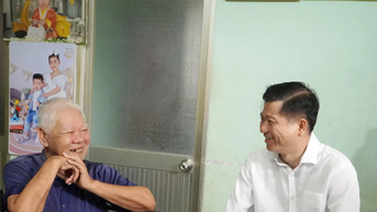 Phó Chủ tịch HĐND TPHCM Trần Văn Tuấn thăm người có công ở xã Long Điền và Long Hải