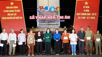 Đoàn viên, thanh niên thắp nến tri ân