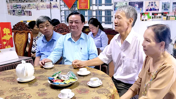 Phó Chủ tịch Quốc hội Lê Minh Hoan thăm, tặng quà các gia đình chính sách tại Đồng Tháp