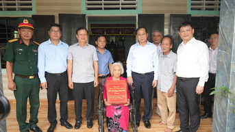 ឧបនាយករដ្ឋមន្ត្រី Bui Thanh Son អញ្ជើញទៅសួរសុខទុក្ខ និងជូនអំណោយដល់គ្រួសារគោលនយោបាយនៅ Hue