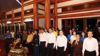 Lễ thắp nến tri ân các Anh hùng liệt sĩ tại Nghĩa trang Liệt sĩ tỉnh và Nghĩa trang Liệt sĩ Quốc gia Vị Xuyên