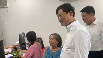 Chủ tịch HĐND TP HCM Võ Văn Minh rất vui với “việc nhỏ nhưng rất ý nghĩa” ở phường Tân Đông Hiệp