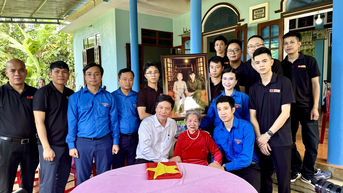 Trung ương Đoàn thăm và tặng quà Bà mẹ Việt Nam Anh hùng tại Quảng Trị