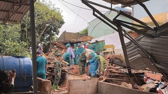 Quân đội giúp đỡ người dân sau vụ sập tường bến xe Đức Long Gia Lai