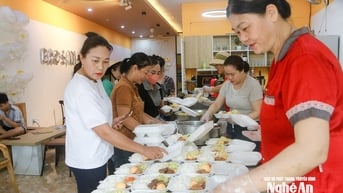 Bếp ăn nghĩa tình giữa vùng lũ Tương Dương