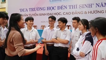 Ngược xuôi "Đưa trường học đến thí sinh"