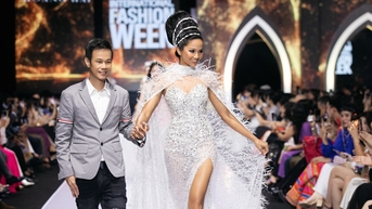 កញ្ញា H'Hen Niê បញ្ចេញ​សម្រស់​យ៉ាង​ស្រស់​ស្អាត​ក្នុង​រាត្រី​ចុង​ក្រោយ​នៃ​សប្តាហ៍​ម៉ូដ