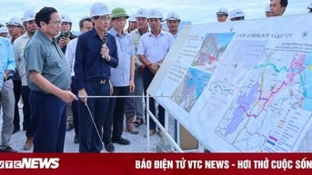Thủ tướng kiểm tra 3 dự án cao tốc, sân bay, cảng biển trọng điểm tại Quảng Trị