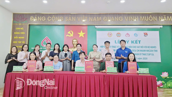 Ký kết hợp đồng thực hiện ủy thác cho vay đối với hộ nghèo và các đối tượng chính sách