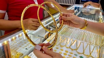 Giá vàng hôm nay 26/7/2025: Giá vàng trong nước và thế giới tiếp tục giảm sâu xuống mức thấp nhất tuần qua