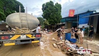 Tổng Công ty CP Vật tư Nông nghiệp Nghệ An hỗ trợ nước uống cho người dân vùng lũ