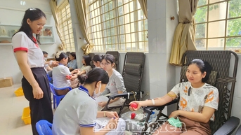 បុគ្គលិក សាស្ត្រាចារ្យ និងនិស្សិតជាង ៩០០នាក់ នៃសាកលវិទ្យាល័យវេជ្ជសាស្ត្រ និងឱសថសាស្ត្រថៃប៊ិញ បានចូលរួមក្នុងពិធីបុណ្យបរិច្ចាគឈាមដោយស្ម័គ្រចិត្ត។