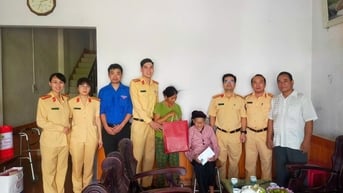 Tặng quà gia đình chính sách phường Nùng Trí Cao - Báo Cao Bằng điện tử