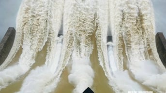 Lưu lượng nước về hồ thủy điện Bản Vẽ tiếp tục giảm, nhà máy điều tiết giảm lũ cho hạ du