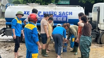 Khẩn trương vận chuyển nước sạch, máy lọc nước di động lên vùng lũ miền Tây Nghệ An