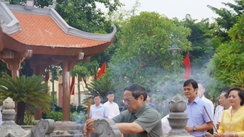Thủ tướng Chính phủ dâng hương tại Đền thờ Bác Hồ và các Anh hùng liệt sĩ