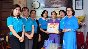 Hội Liên hiệp Phụ nữ phường Nam Nha Trang thăm, tặng quà 5 nữ thương binh, thân nhân liệt sĩ