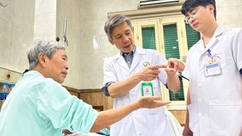 Phẫu thuật lấy mảnh đạn găm trong cánh tay người thương binh suốt nửa thế kỷ