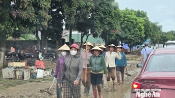Hàng nghìn người dân Nghệ An tình nguyện về vùng lũ giúp đồng bào dọn nhà, xúc bùn, sửa đường