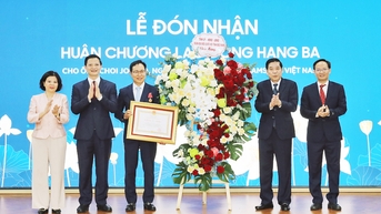 អតីតអគ្គនាយក Samsung Vietnam លោក Choi Joo Ho បានទទួលមេដាយការងារថ្នាក់ទីបី