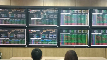 VN-Index lập đỉnh mới nhờ dòng tiền đổ mạnh vào chứng khoán