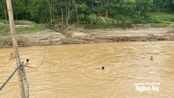 Bất chấp nguy hiểm, nhiều trẻ em miền núi vẫn tắm sông mùa nước lũ