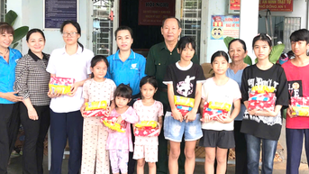 "Tiếp sức trẻ đến trường" cho học sinh nghèo vượt khó học giỏi