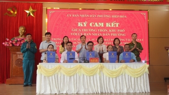 វួដ Hiep Hoa៖ បានចុះហត្ថលេខាលើការប្តេជ្ញាចិត្តក្នុងការពង្រឹងការគ្រប់គ្រងដីធ្លី បរិស្ថាន សណ្តាប់ធ្នាប់សំណង់ និងប្រមូលផ្តុំប្រជាពលរដ្ឋគាំទ្រការបោសសម្អាតដីធ្លី។