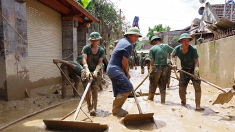 Huyết mạch lên vùng lũ Nghệ An sạt trượt, cứu trợ gặp khó