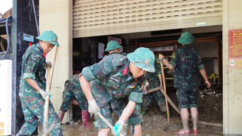 Theo chân những người lính giúp dân dọn bùn sau mưa lũ ở Nghệ An
